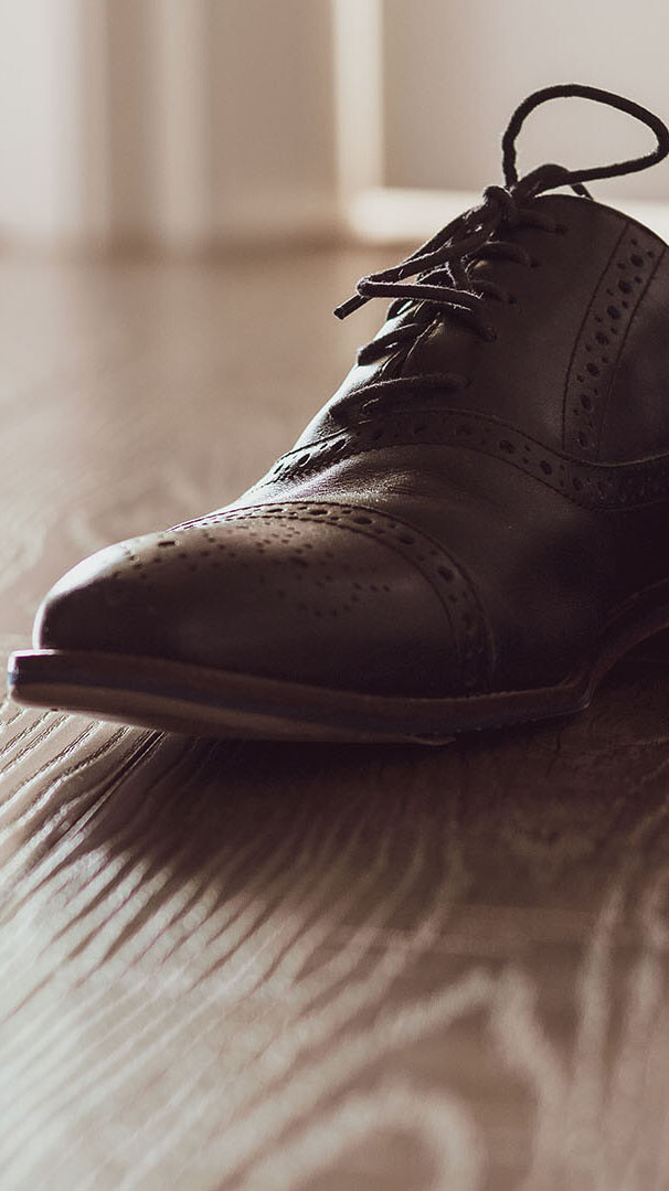 Absatzstreifen und Kratzer von Schuhen auf dem Fußboden vermeiden Herrenschuhe auf Laminatboden